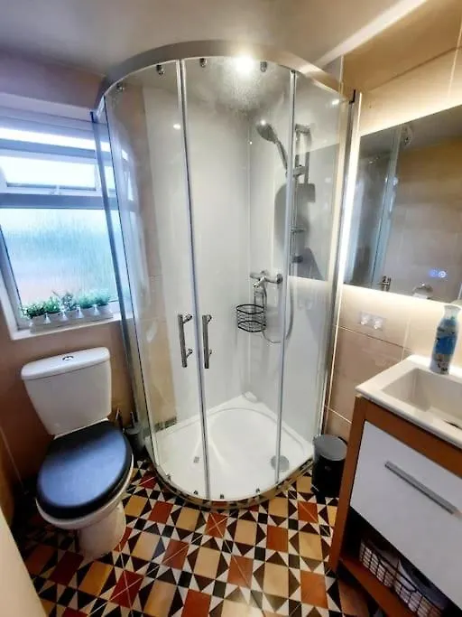 Alross Studio Flat / Private Bathroom London Apartment